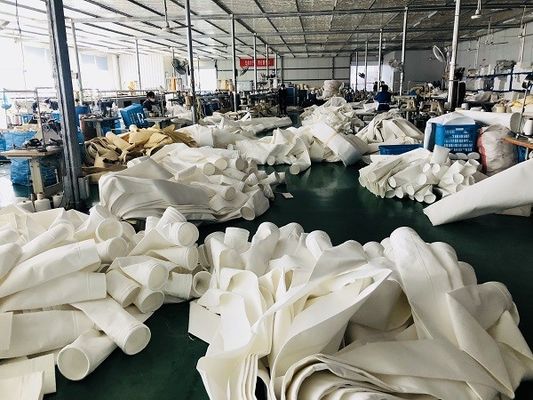 Túi lọc Nomex không dệt ở nhiệt độ cao cho bộ thu bụi 450-600GSM